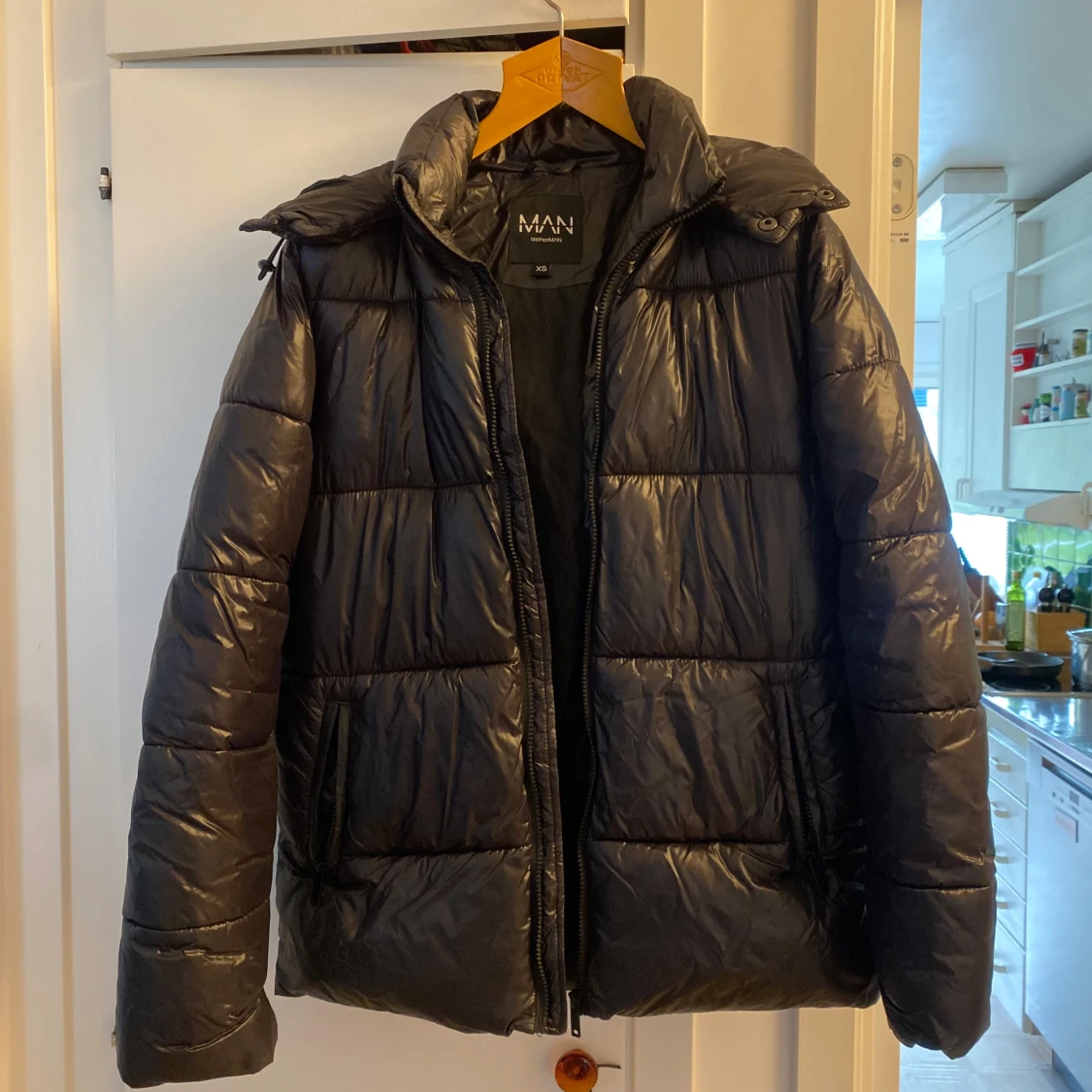 Svart pufferjacka från Boohoo