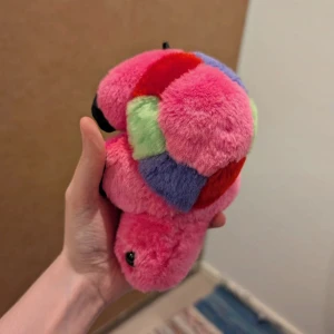 Färgglad sköldpadda, gosedjur  - Det här är ingen bok, utan ett gosedjur format som en färgglad sköldpadda. Den har flera färger som rosa, röd, grön och lila, och är mjuk och fluffig. Perfekt som present eller mysig kompis, men inte relevant för bokkategorier.