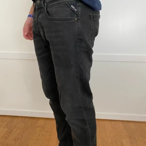 Svarta Replay jeans - Säljer ett par svarta stright fit Replay jeans med snygg tvätt. Köpta för 800kr. Storlek: 32 x 32