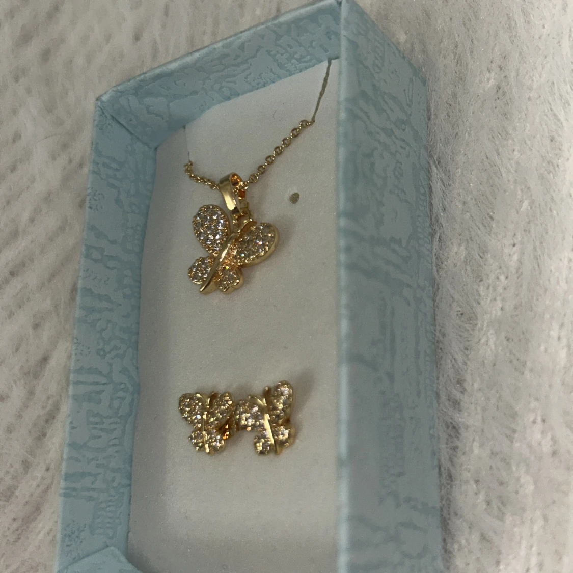 Glittrigt fjärilssmyckeset i guld - 3