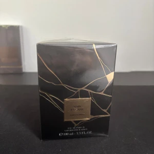 Noir Kégané Eau de Parfum från Giorgio Armani - Lyxig parfym i svart och guld förpackning med eleganta linjer. Flaskan rymmer 100 ml och doften är en Eau de Parfum. Perfekt för dig som gillar exklusiva och sofistikerade dofter.