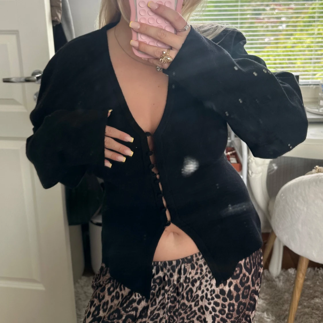 Svart figursydd kofta med knappar  - 2