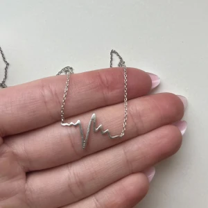 Silver halsband - Halsband med ”livssignal”💕 Har blivit en liten knut på kedjan men går nog att få upp om är tålmodig och pillig🤩