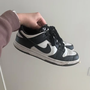 Nike Dunk Low svartvita sneakers panda skor  - Säljer ett par klassiska Nike Dunk Low sneakers panda, använd men annars bra skick! Behöver bara en tvätt därav låg priset om du tvättar de lite är de i jättefint igen! Passar bäst storlek 39 