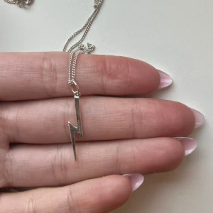 Halsband blixt - Halsband med blixt ⚡️Kommer inte ihåg vart det är köpt men det är 925 silver💕🤩