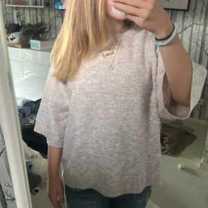 Beige stickad tröja med trekvartsärm - Säljer en supermysig beige stickad tröja med trekvartsärm. Tröjan har en loose passform och är perfekt för dig som gillar en chill och avslappnad stil. Materialet är mjukt och skönt mot huden, och färgen är lätt att matcha med jeans eller andra favoritplagg.