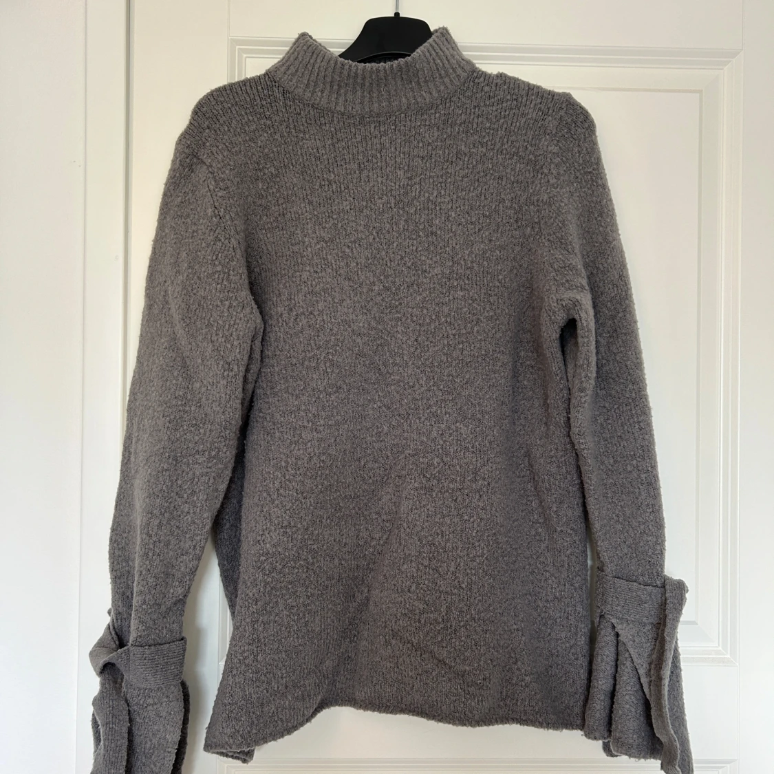 Grå stickad tröja med knytärmar från NA-KD - 1