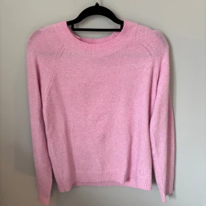 Ljusrosa stickad tröja Vero Moda - Säljer en ljusrosa stickad tröja från Vero Moda i storlek M. Den är lite noppig men annars är den i bra skick.💓