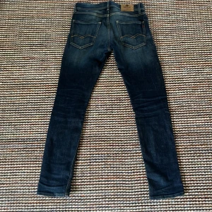 Replay Wally's skinny jeans blå - Säljer ett par Replay Wally's jeans i mörkblå tvätt. Modellen är Wallys, i storlek 12A, vilket motsvarar ungefär 26/30 i storlek. De passar perfekt till någon som är 160-170