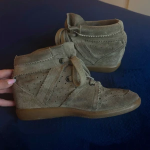 Isabel Marant skor - Ett par Isabel Marant skor i storlek 39 . Skorna är i grön mocka . Har använts ett antal gånger. Säljer dessa på grund av att jag inte använder! Skriv gärna mina frågor. 💞💞