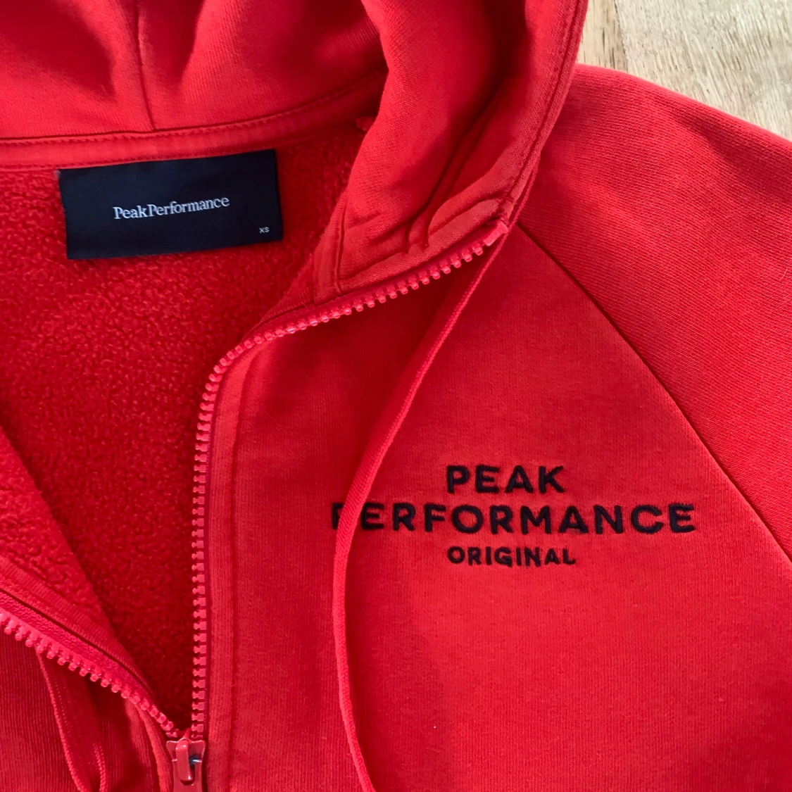 Röd Peak Performance hoodie XS - 2