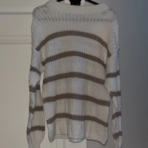 Randig stickad tröja från 157 XS - Säljer en stickad tröja från 157 i storlek XS. Den är vit med breda beigea ränder. 