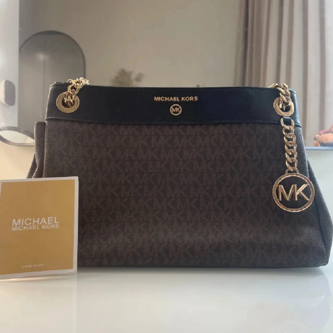 Två Michael Kors handväskor - 1