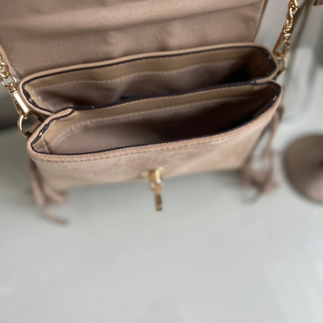 Beige axelväska med fransar och guldkedja - 2