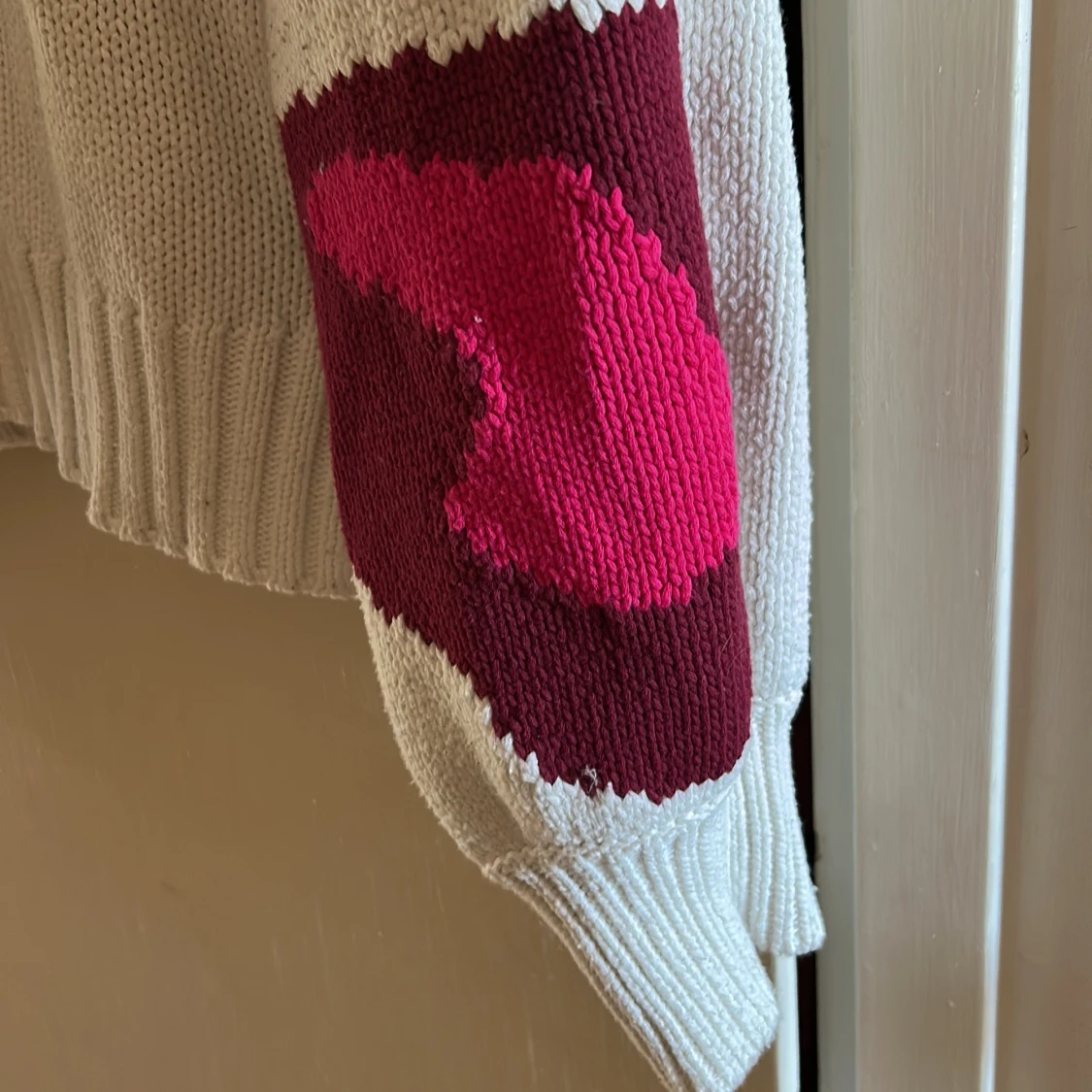 Vit stickad tröja med hjärtan från Ellos - 2