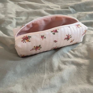 Pennfodral - Jättegulligt blommigt pennfodral, smidig och bra storlek att ha med sig i väskan. 🍒✏️ Måtten är cirka:  Höjd: 5,5cm Längd: 21cm Bredd: 7cm