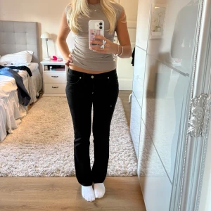 Svarta Lågmidjade jeans  - Snygga Lågmidjade jeans i uppskattad storlek xs-S⭐️ skriv privat vid intresse eller frågor❣️