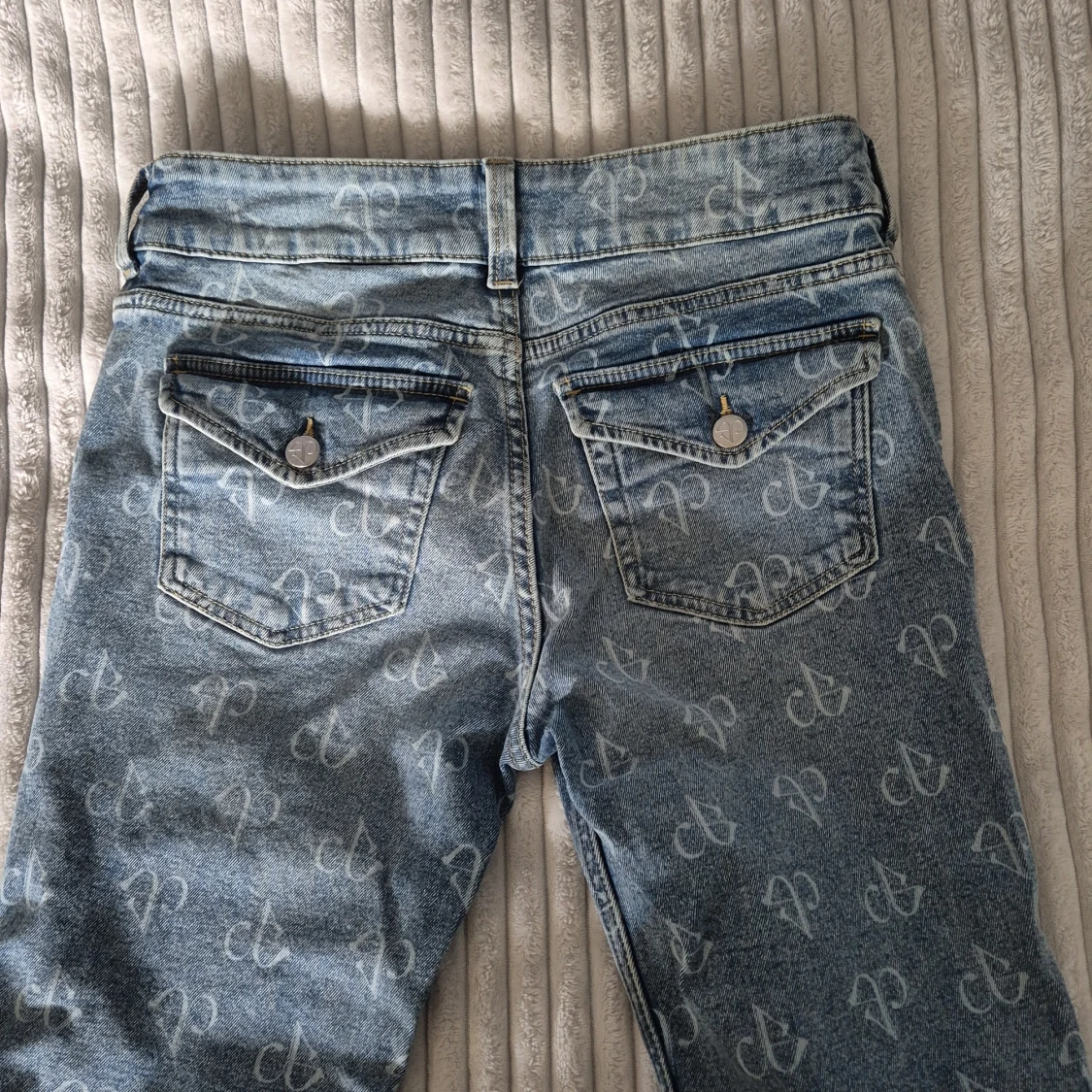 Blåa bootcut jeans från H&M Divided - 1
