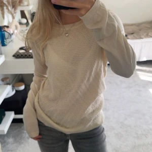 Beige stickad tröja med struktur - Jättefin och mysig tröja från Tiger Of Sweden. Den är i superbra skick och inga defekter💕 I storlek M men passar mig bra som brukar ha XS - S 😊