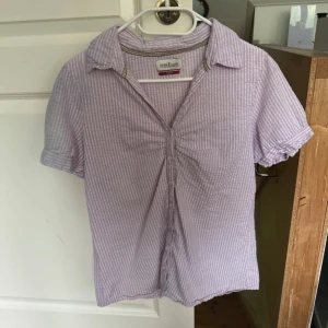 Söt randig blus - Säljer denna fina blus från Park Lane! Säljer då jag inte använder den + den är lite för tight. Storlek L, men sitter mer som en M (på mig iallafall). Tyget är lite tunt och see-through också. Axelbredd: ca 40 cm, längd: ca 65cm.