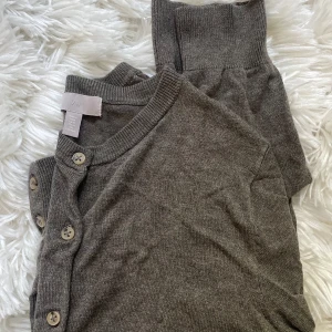 Brun kofta från H&M - Säljer en brun kofta från H&M. I strlk M men passar mig som är 34/36💕