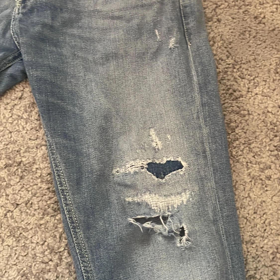 Blå slitna jeans i storlek 32 - 4