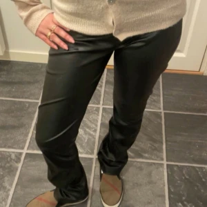 Skinnbyxor  - Från Kappahl. Som ni ser går det och vicka dem där uppe (så brukar jag göra). Storlek S. 