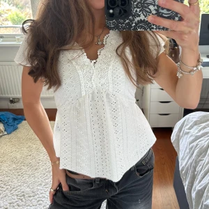 Söt vit blus - Söt vit blus med urringning och broderier. Sömmen har gått upp lite, se sista bild. ❤️