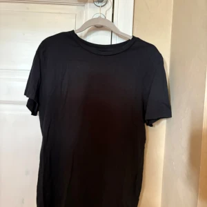 Svart basic t-shirt  - En svart t-shirt från Vero Moda i storlek L. Modellen är klassisk med rund halsringning och korta ärmar. 