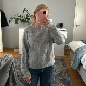 Grå stickad tröja - Mysig grå stickad tröja från Carin Wester i storlek S. Tröjan har en klassisk rund halsringning, långa ärmar och ribbade muddar. I utmärkt skick utan några defekter😊😊