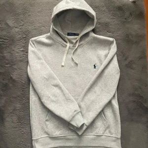 Grå hoodie från Polo Ralph Lauren - Snygg ljusgrå hoodie från Polo Ralph Lauren | Storlek M | Inga defekter | Använd fåtal gånger | Mycket bra skick 😁