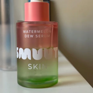 Smuuti Watermelon Dew Serum - Fräsch serum med vattenmelon från Smuutiskin. Kommer i en snygg glasflaska med rosa och grön färg och vit text. Perfekt för dig som vill ha glow och återfuktad hud. Pumpapplikator för enkel användning. Finns ca 20ml kvar utav 30 ej tecken på användning.. 