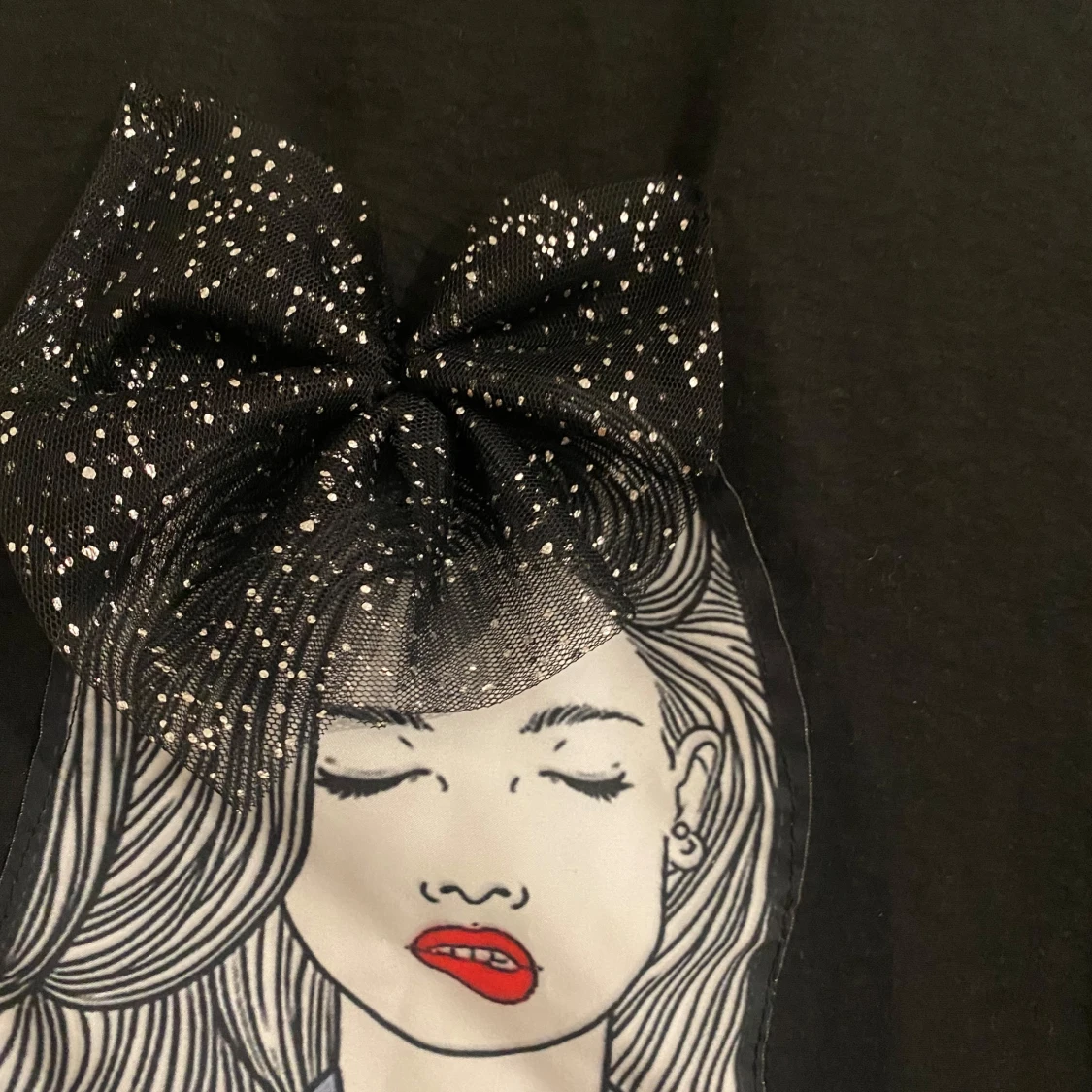 Svart jacka med tryck och rosett - 3