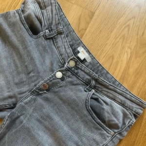 Gråa  jeans från Gina Tricot - Säljer ett par gråa jeans från Gina Tricot i storlek 164. 