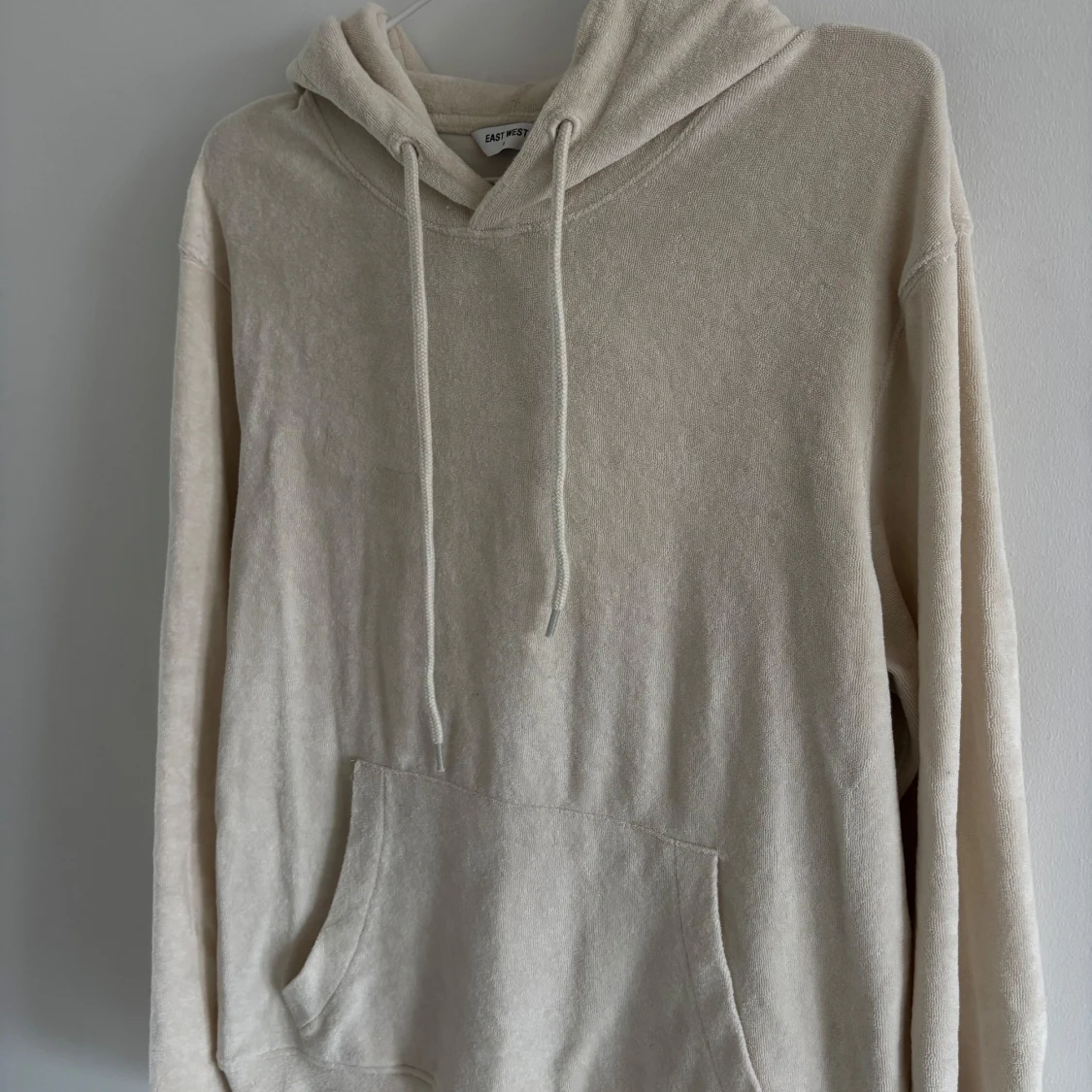 Beige frotté hoodie från East West