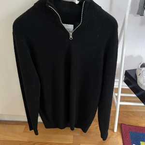 Stickad halfzip - Hej säljer en svart stickad halfzip tröja från vailent, den är använd 1 gång så den är i bra skick, nypris ligger på 700kr skriv om ni har frågor