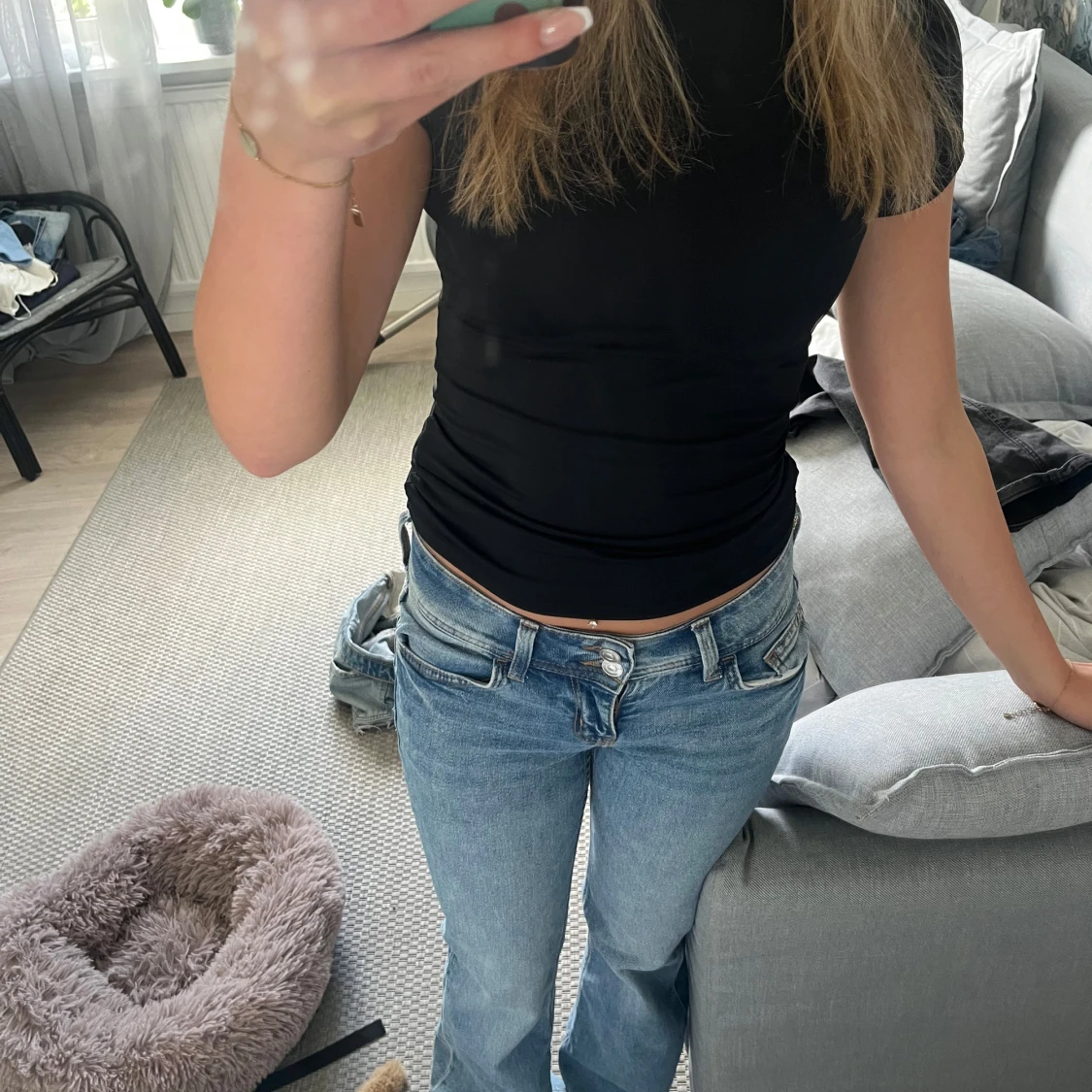 Blå bootcut jeans med broderad ficka