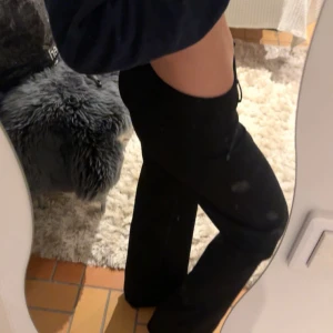 Kostymbyxor från Nelly - Säljs då de inte kommer till användning, haft i 1 år o använt en del i skolan samt ute när det varit lite kasst väder så märks väl att de inte är sprillans nya men inget som är sönder! Byxorna är hela. 👖 modell: keep it up low waist suit pants, nypris: 399kr