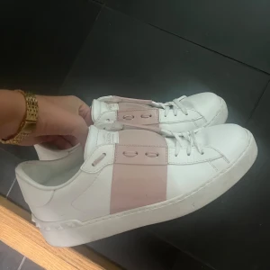  rosa valentino skor  - funderar på att sälja om det erbjuds ett bra pris eftersom det är lite för stora, självklart äkta 