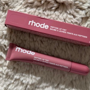 Rhode Peptide Lip Tint Mauve - Rhode Peptide Lip Tint i en snygg mauve-rosa nyans. Aldrig använd! 