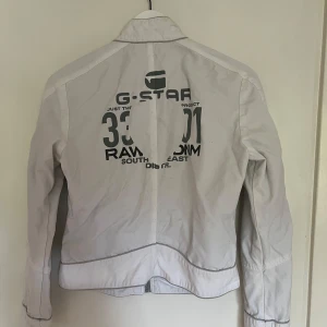 G-star jacka  - G-star jacka, det står strl M i den men den sitter som en XS/S. 