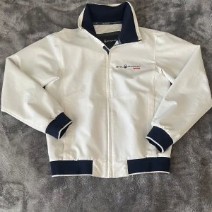 Sail racing jacka  - Tja! Säljer en riktigt fet jacka från Sail racing i mycket bra skick. Jackan är i storlek S och sitter bra på, priset går att diskuteras. Tveka inte på att höra av er vid frågor och funderingar 🍾🔥