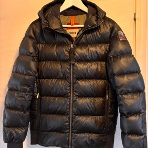 Parajumper Vinterjacka - Svart pufferjacka från Parajumpers, modell Sheen. Köpt på Nk för 7000kr för två år sen. Väldigt bra skick. Byten mot andra vinterjackor hade kunnat vara intressant. Vid frågor kom om🤩
