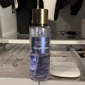 Victoria's Secret Midnight Bloom mist -  body mist från Victoria's Secret i doften Midnight Bloom. Halva kvar. 250ml alltså 125ml kvar. 
