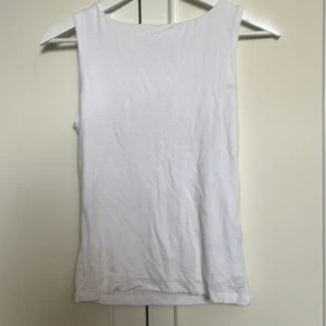 Vit ärmlös linnetopp från Nelly - Superfin, inte alls genomskinlig!