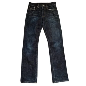 Mörkblå jeans från G-Star RAW - Snygga mörkblå jeans från G-Star RAW (W28 L32) , modell 3301. De har en klassisk femficksdesign med gul kontrastsöm och en läderpatch med logotyp baktill. Perfekta för en stilren look.
