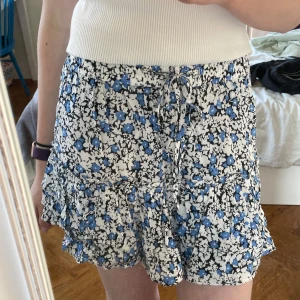 Zara volangkjol - Perfekt sommarkjol med inbygda shorts från Zara!  Luftigt och lätt material, ny skick. Pris går att diskutera! 😇