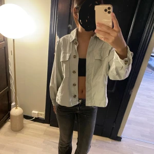 Ljusbeige overshirt från Pomp de Lux - ljus grön/beige jacka.Inte andvänd så mycket max 4 gånger,inte min stil.Lite skrynglig men i bra skick,kan stryka innan och inga fläckar