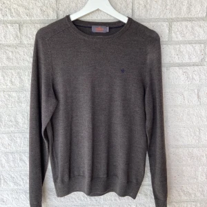 Morris merinoullströja  - Snygg brun/svart tröja från Morris i 100% merinoull. I riktigt bra skick. Klassisk rund halsringning, broderad logga på bröstet. Perfekt för dig som gillar stilrena och bekväma plagg. Extra snygg om man ska ut och äta en kväll eller ha på sig den en skön sommarkväll. 🤩