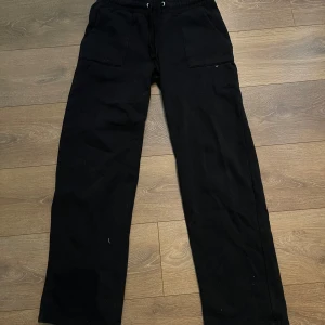 Svarta mjukisbyxor  - Svarta mjukisbyxor från lager 157 med bred resår och snörning i midjan. Raka ben. Storlek M. Nästan nyskick, endast använda fåtal gånger hemma.